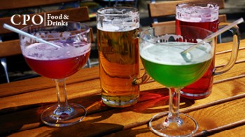 Berliner Weisse - Katrin bereitet ein erfrischendes lokales Getränk aus Berlin zu